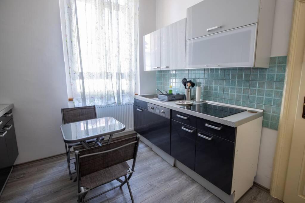 Apartman Gaudeamus Apartment วาราชดีน ภายนอก รูปภาพ