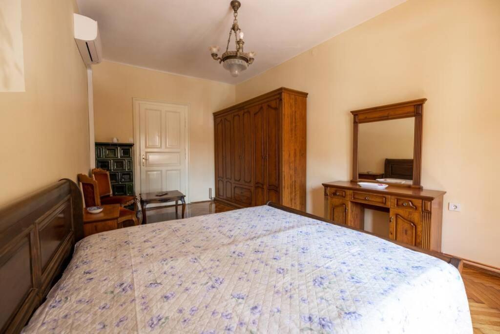 Apartman Gaudeamus Apartment วาราชดีน ภายนอก รูปภาพ