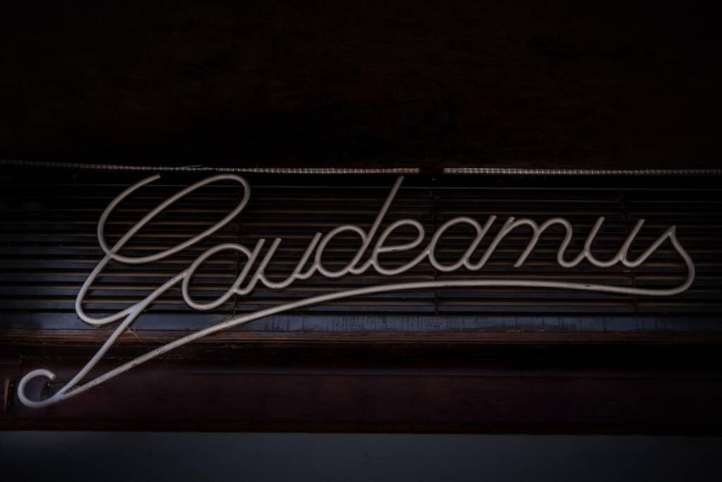 Apartman Gaudeamus Apartment วาราชดีน ภายนอก รูปภาพ