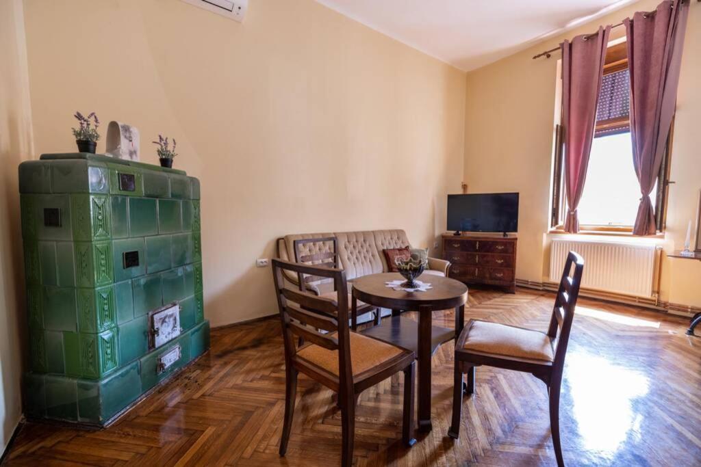 Apartman Gaudeamus Apartment วาราชดีน ภายนอก รูปภาพ